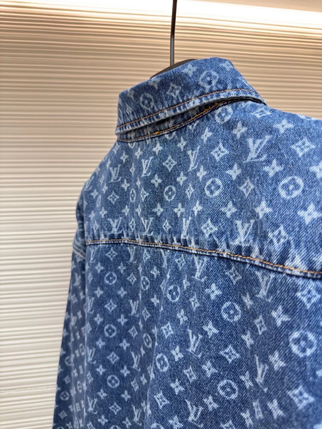 LOUIS VUITTON full-print denim jacket ●Original version: Purchased and developed for 15800 ●Item number: 1680795-B45 ●Material: denim fabric ●Technology: laser watering ●Version: fitted version ●Weight: about 685 grams ●Size: 34-36-38-40 ●Description: Customized blue shadow encrypted cotton classic pattern denim, as moist as cotton, comfortable and skin-friendly, indigo elegance With a retro charm and a modern sense of fashion, denim is used as the canvas, and the iconic Monogram pattern is laid out on it. Every inch of the warp and weft hides the glorious history and fashion heritage of Louis Vuitton. The tough lines of matching work shirts exude a sense of luxury from the inside out. No need to make a fuss, the aura is self-evident. The stunning work in the fashion feast is the laser burning process. The advanced process of using laser technology to carve patterns. Project the laser onto the surface of the material, causing the material to be locally heated and melted. The LV logo pattern can be formed to accurately control the position and shape. The double process of washing and light frying is to desize and wash the denim material first, and then perform sand washing to produce a fading effect. The denim jacket is fried through special chemical treatment to give a special contrasting color effect. Prioritize the spray horse slide and then rub it by hand to create a gradient effect. Use a spray gun to accurately spray the reagent solution to the designated position according to the design requirements. Let the reagent react chemically with the fabric to form a gradual gradient effect, and finally boil it to solidify the color. The overall wiring is straight and delicate, the fabric is comfortable and soft, and the color is consistent without color difference. It can be matched with the same style to create a fashionable look for various occasions. Customized accessories, complete with three standards, same style for men and women!